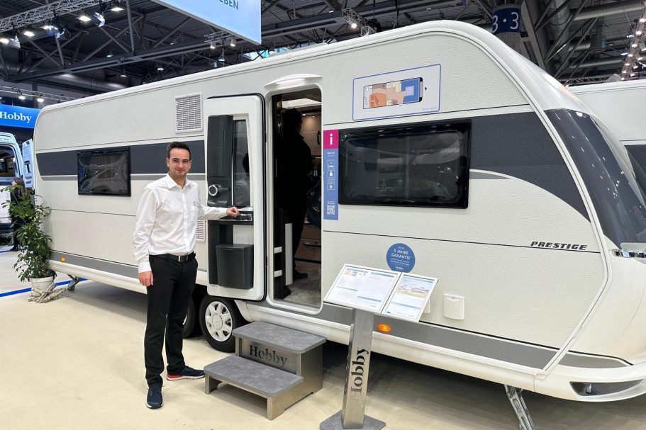 Persönliche Beratung an einem Hobby-Wohnwagen