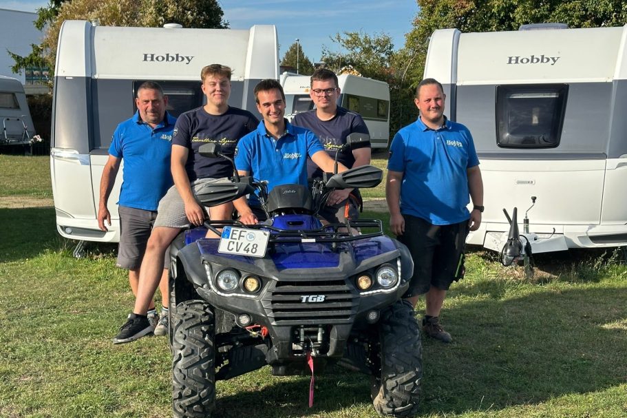 Das fünfköpfige Caravan-Land-Team vor Hobby-Wohnwagen